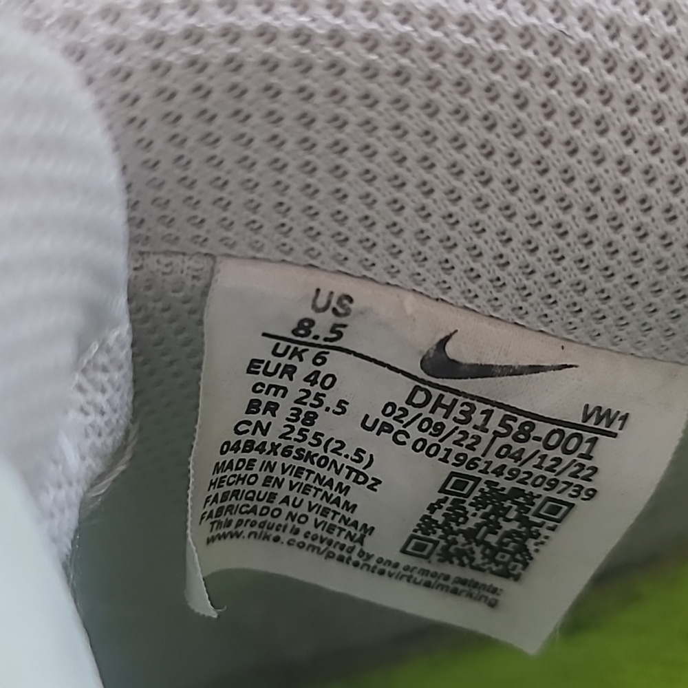 Cream and pink Nikes size 8.5 - Picture 3 of 5